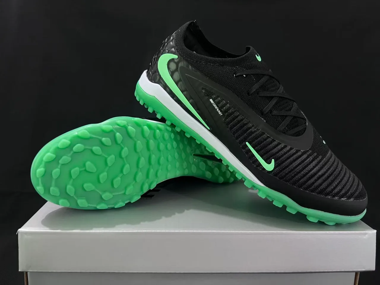 Nike Gripknit Turf 黑色和霓虹绿 足球鞋 17