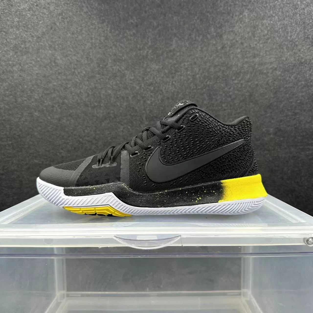 Nike Kyrie أسود أصفر قماش محبوك علوي لاسو غير متماثل أحذية كرة السلة 2