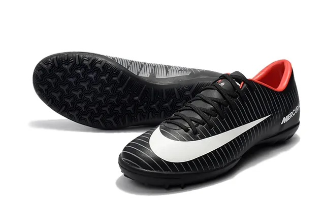 Nike Chaussures de football indoor orange noir silhouette basse ribbelée tige synthétique 18