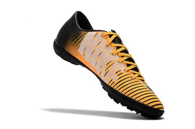 Nike Chaussures de football indoor orange noir silhouette basse ribbelée tige synthétique 23