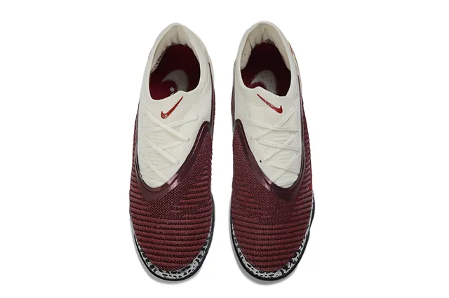 Nike Phantom GT 米色酒红针织鞋面 纹理酒红色笼架覆盖 草地足球鞋 2