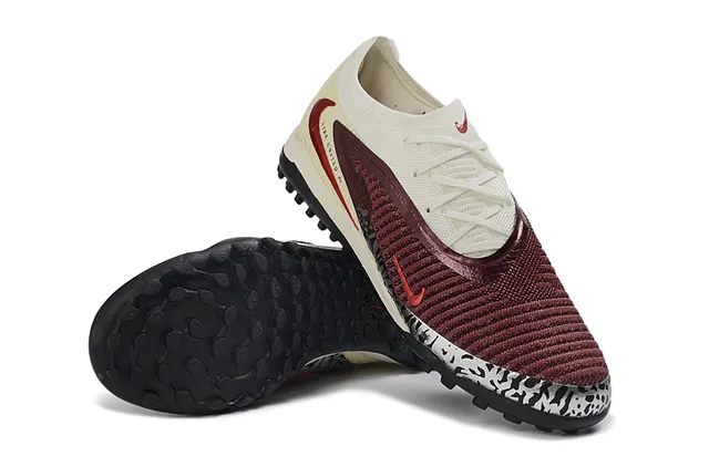 Nike Phantom GT 米色酒红针织鞋面 纹理酒红色笼架覆盖 草地足球鞋 3