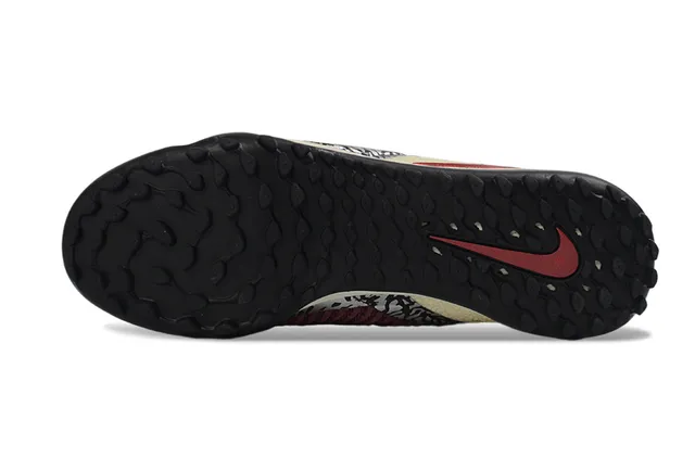 Nike Phantom GT 米色酒红针织鞋面 纹理酒红色笼架覆盖 草地足球鞋 7