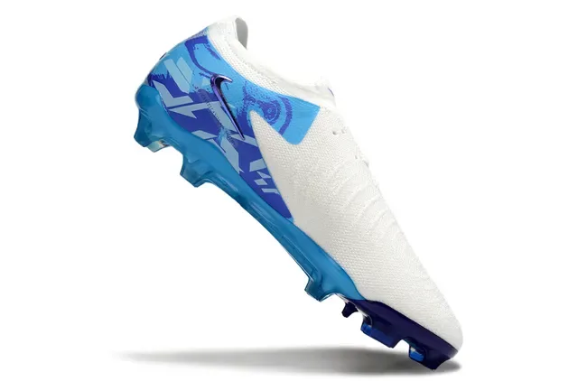 Nike Phantom GT Zapatillas de fútbol Firm-Ground Blanco y Azul Knit Upper Overlay Gráfico Iridiscente 2