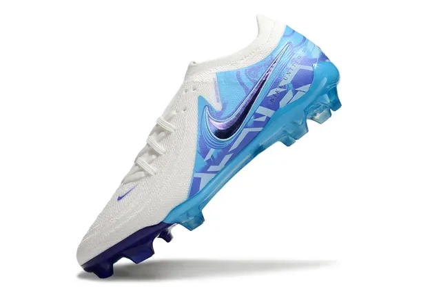 Nike Phantom GT Zapatillas de fútbol Firm-Ground Blanco y Azul Knit Upper Overlay Gráfico Iridiscente 3
