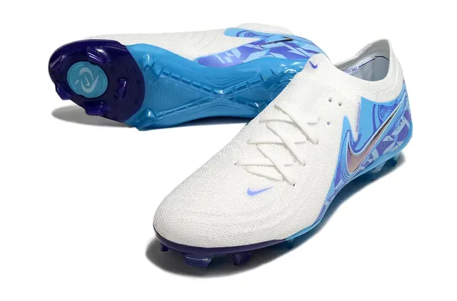 Nike Phantom GT Zapatillas de fútbol Firm-Ground Blanco y Azul Knit Upper Overlay Gráfico Iridiscente 4