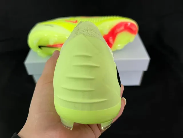 Nike Phantom GT Parte superior de malha amarelo vermelho cadarços assimétricos terreno firme sapatos de futebol 10
