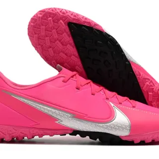 Nike Sapatos de futebol turf, corte baixo, upper sintético, cadarços assimétricos, rosa e prata