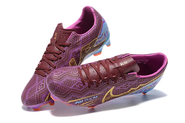 Nike أحذية كرة القدم مع علوة اصطناعية مطبوعة هندسية باللونين الأرجواني والأزرق مع Swoosh ملون بالذهب لأرض صلبة 2