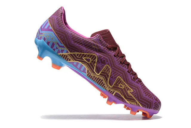 Nike أحذية كرة القدم مع علوة اصطناعية مطبوعة هندسية باللونين الأرجواني والأزرق مع Swoosh ملون بالذهب لأرض صلبة 3