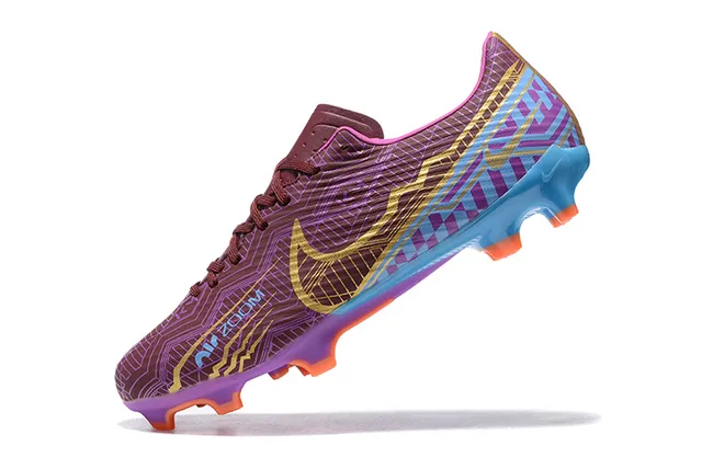 Nike أحذية كرة القدم مع علوة اصطناعية مطبوعة هندسية باللونين الأرجواني والأزرق مع Swoosh ملون بالذهب لأرض صلبة 4