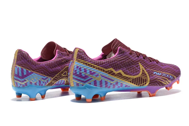 Nike أحذية كرة القدم مع علوة اصطناعية مطبوعة هندسية باللونين الأرجواني والأزرق مع Swoosh ملون بالذهب لأرض صلبة 5