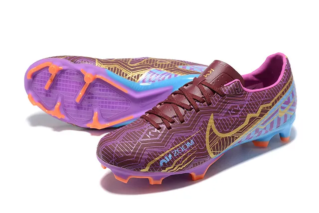 Nike أحذية كرة القدم مع علوة اصطناعية مطبوعة هندسية باللونين الأرجواني والأزرق مع Swoosh ملون بالذهب لأرض صلبة 7