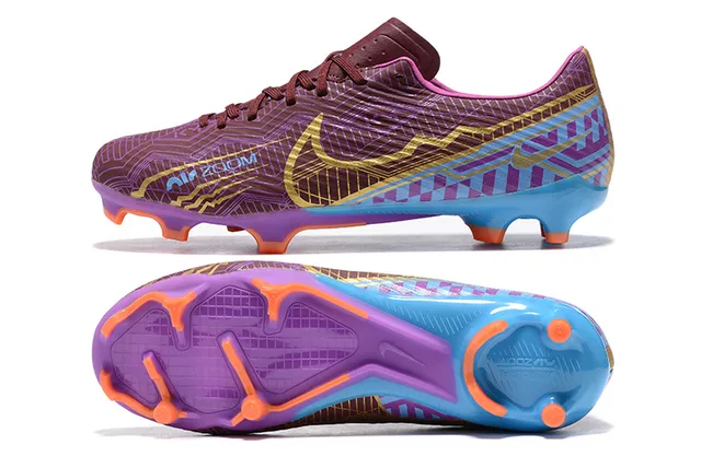 Nike أحذية كرة القدم مع علوة اصطناعية مطبوعة هندسية باللونين الأرجواني والأزرق مع Swoosh ملون بالذهب لأرض صلبة 9