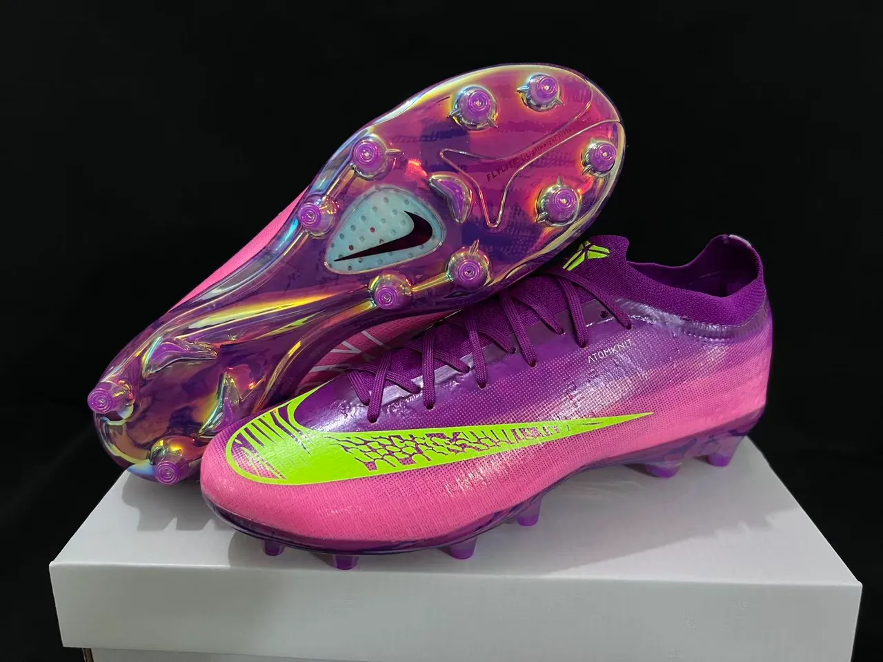 Nike Violet Rose Bas de la cheville Encolure chaussette Construction Atomknit Sol ferme Chaussures de football 2