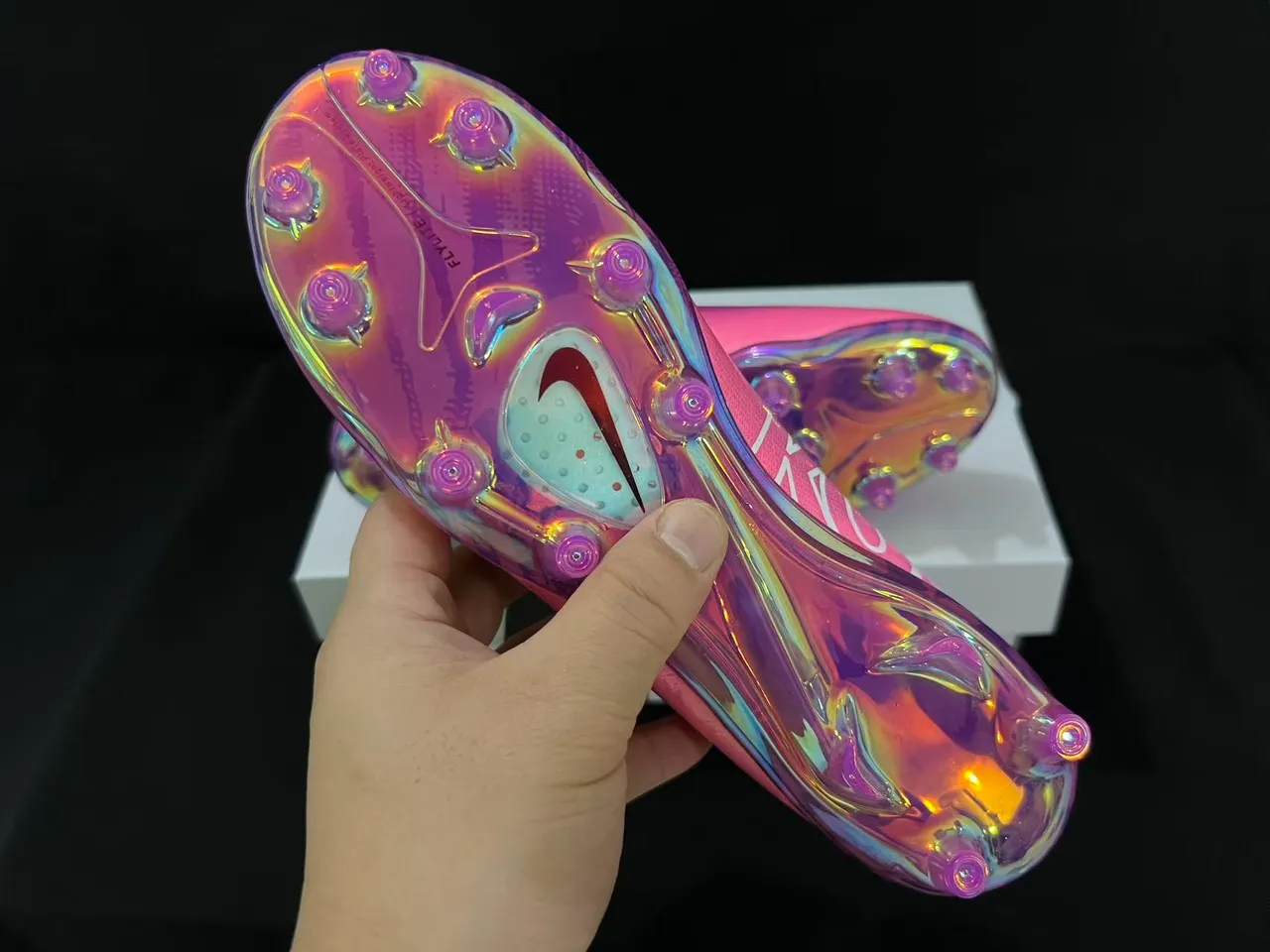 Nike Violet Rose Bas de la cheville Encolure chaussette Construction Atomknit Sol ferme Chaussures de football 4
