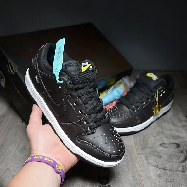 Nike SB Dunk Low Black White Chaussures de Skateboard 2