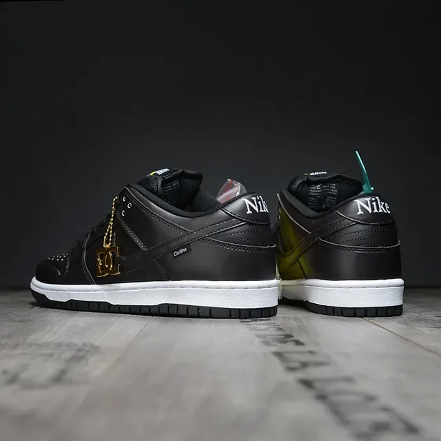 Nike SB Dunk Low Black White Chaussures de Skateboard 3