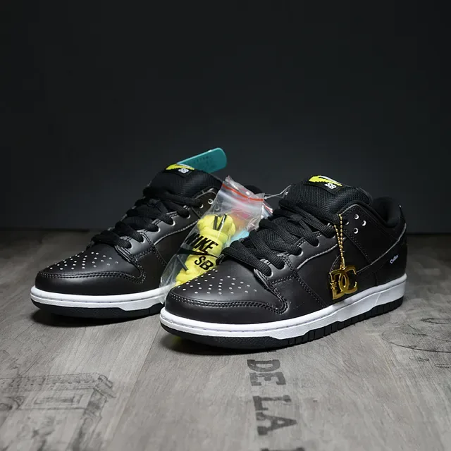 Nike SB Dunk Low Black White Chaussures de Skateboard 4