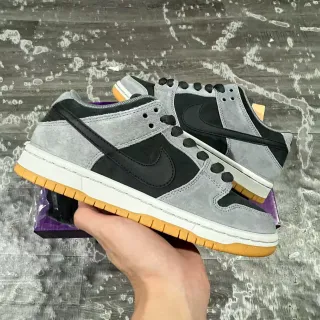 Nike SB Dunk Low ग्रे और काला सूड स्केटबोर्ड जूते