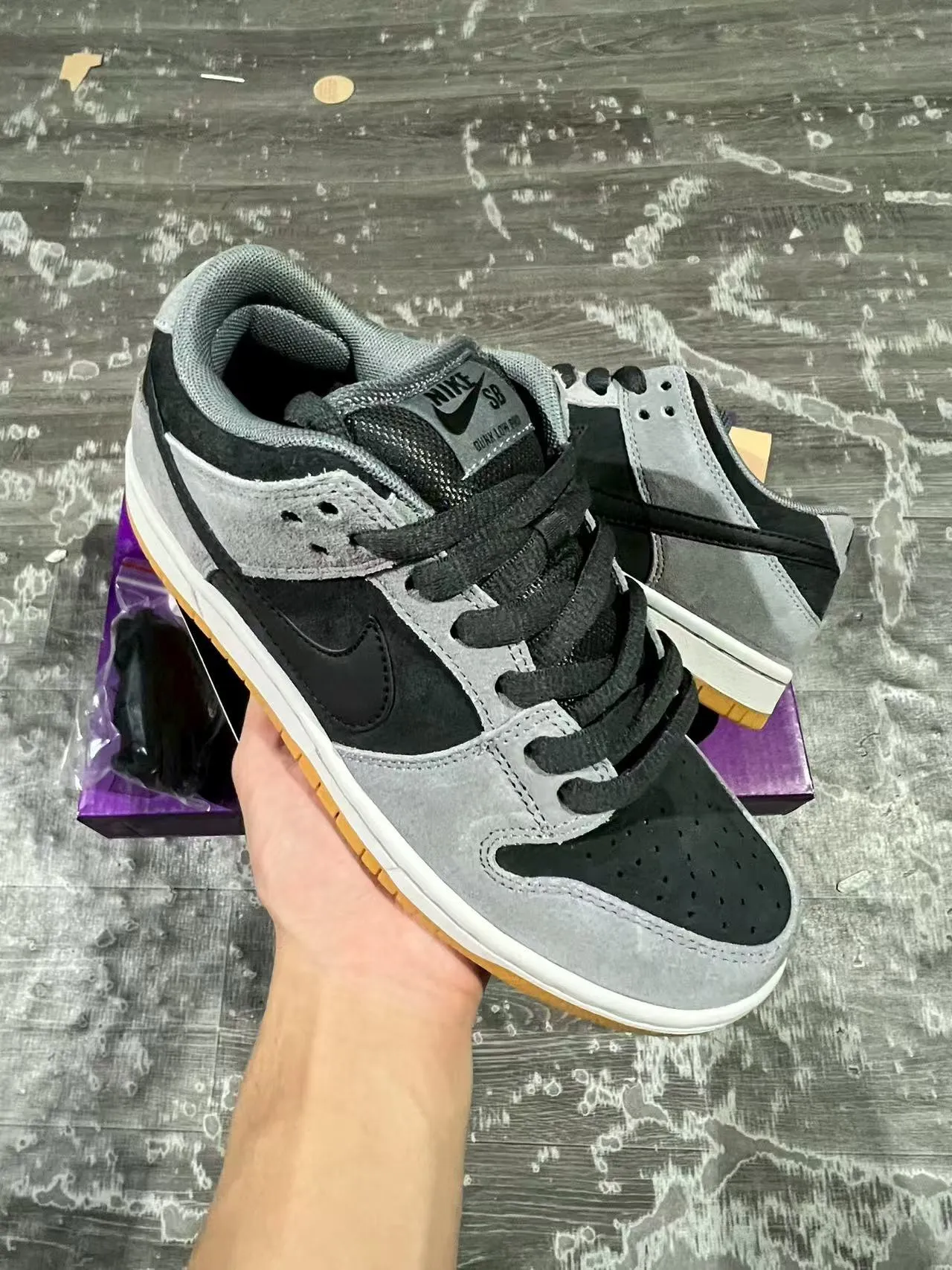 Nike SB Dunk Low Zapatos de Skateboard de Gamuza Gris y Negro 2