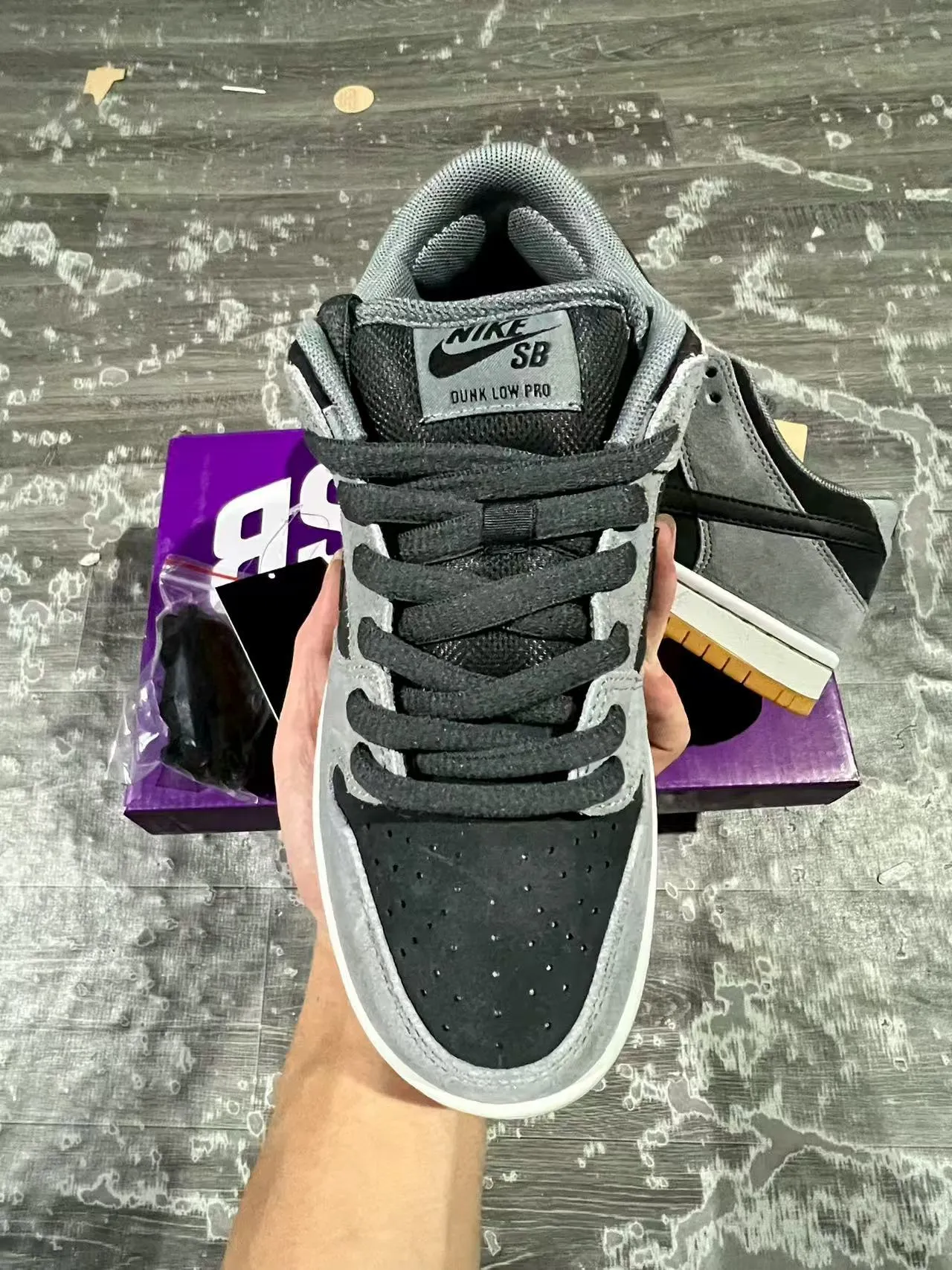 Nike SB Dunk Low Zapatos de Skateboard de Gamuza Gris y Negro 3