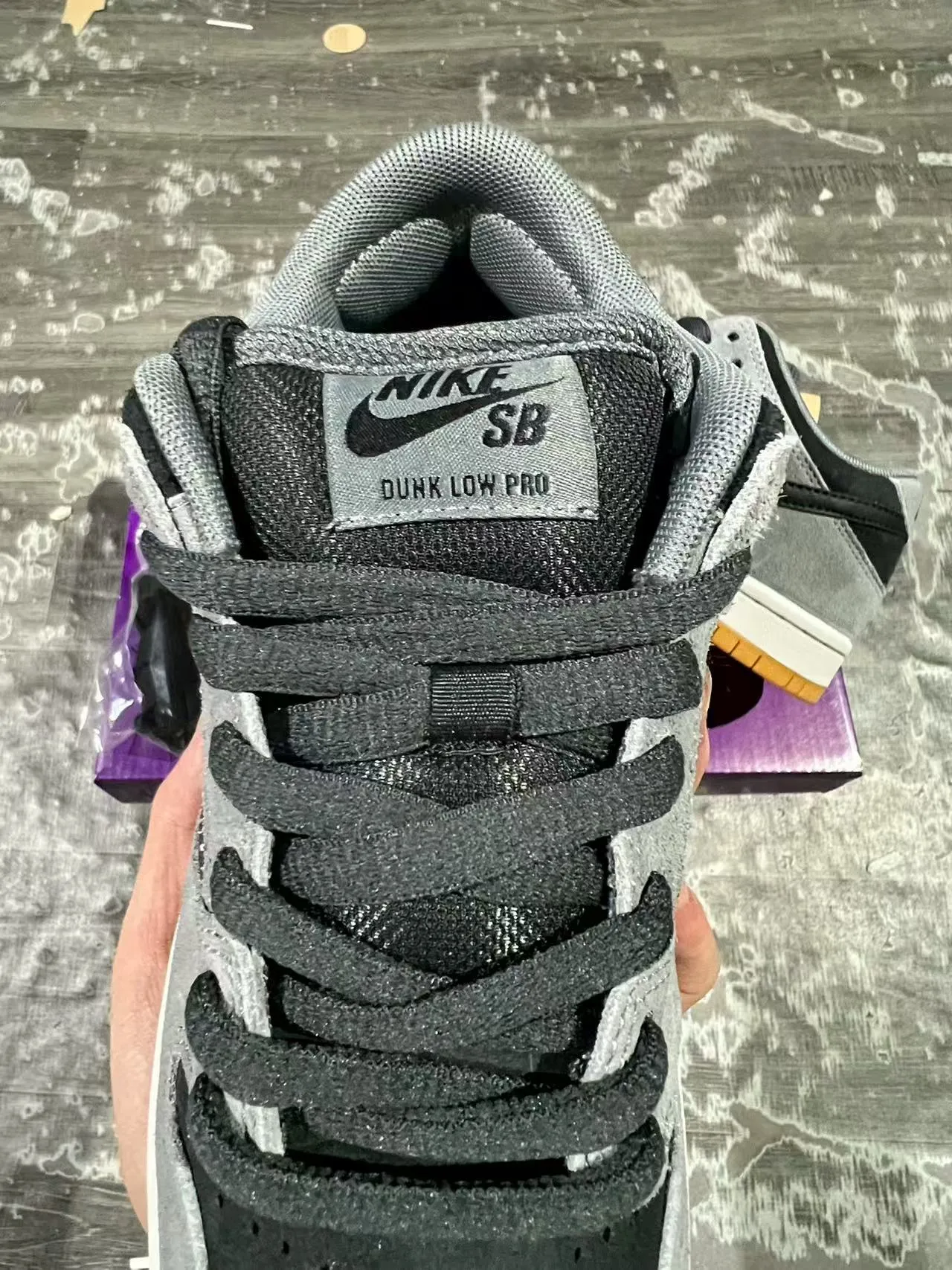 Nike SB Dunk Low Zapatos de Skateboard de Gamuza Gris y Negro 4