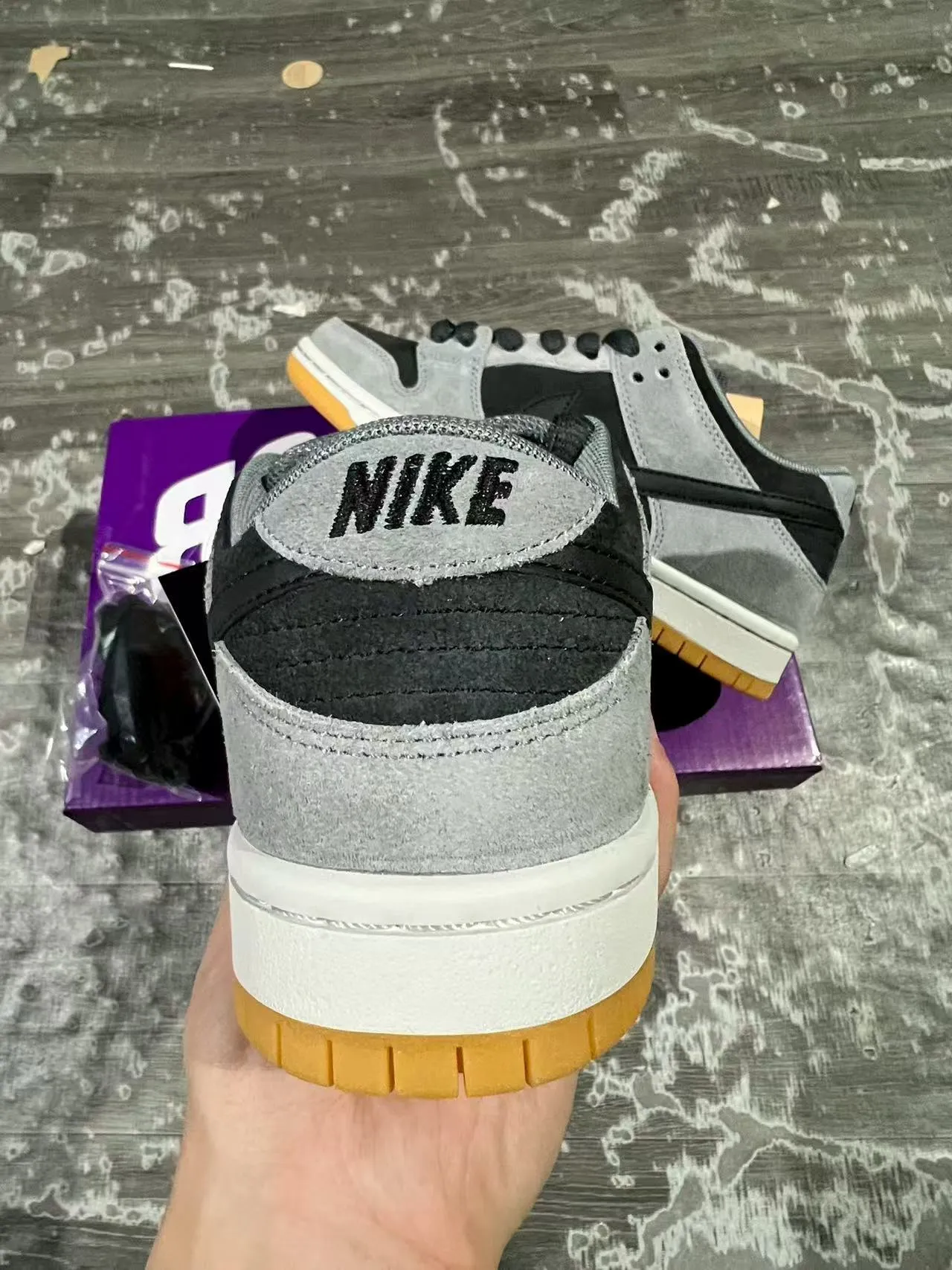 Nike SB Dunk Low Zapatos de Skateboard de Gamuza Gris y Negro 8