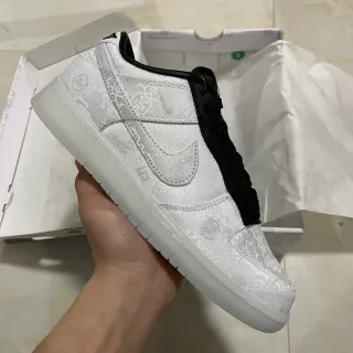 Nike SB Dunk Low सफेद जैकार्ड काली लेस स्केटबोर्ड जूते