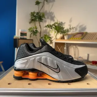 Nike Argent Orange Panneaux Latéraux Moldés Superpositions Perforées Noires Chaussures Lifestyle