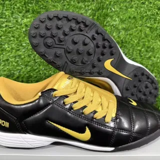 Nike Total 90 III Preto e Dourado Sapatos de Futebol Turf