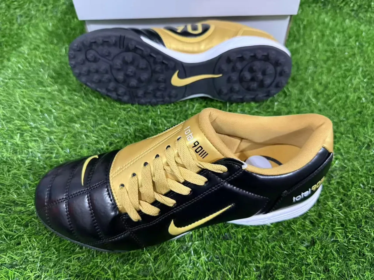 Nike Total 90 III 黑金 草地足球鞋 2