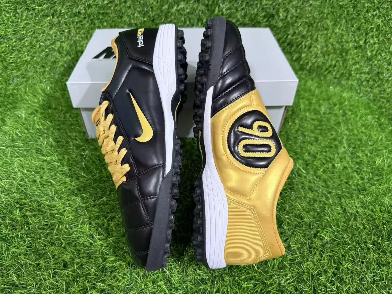 Nike Total 90 III 黑金 草地足球鞋 3