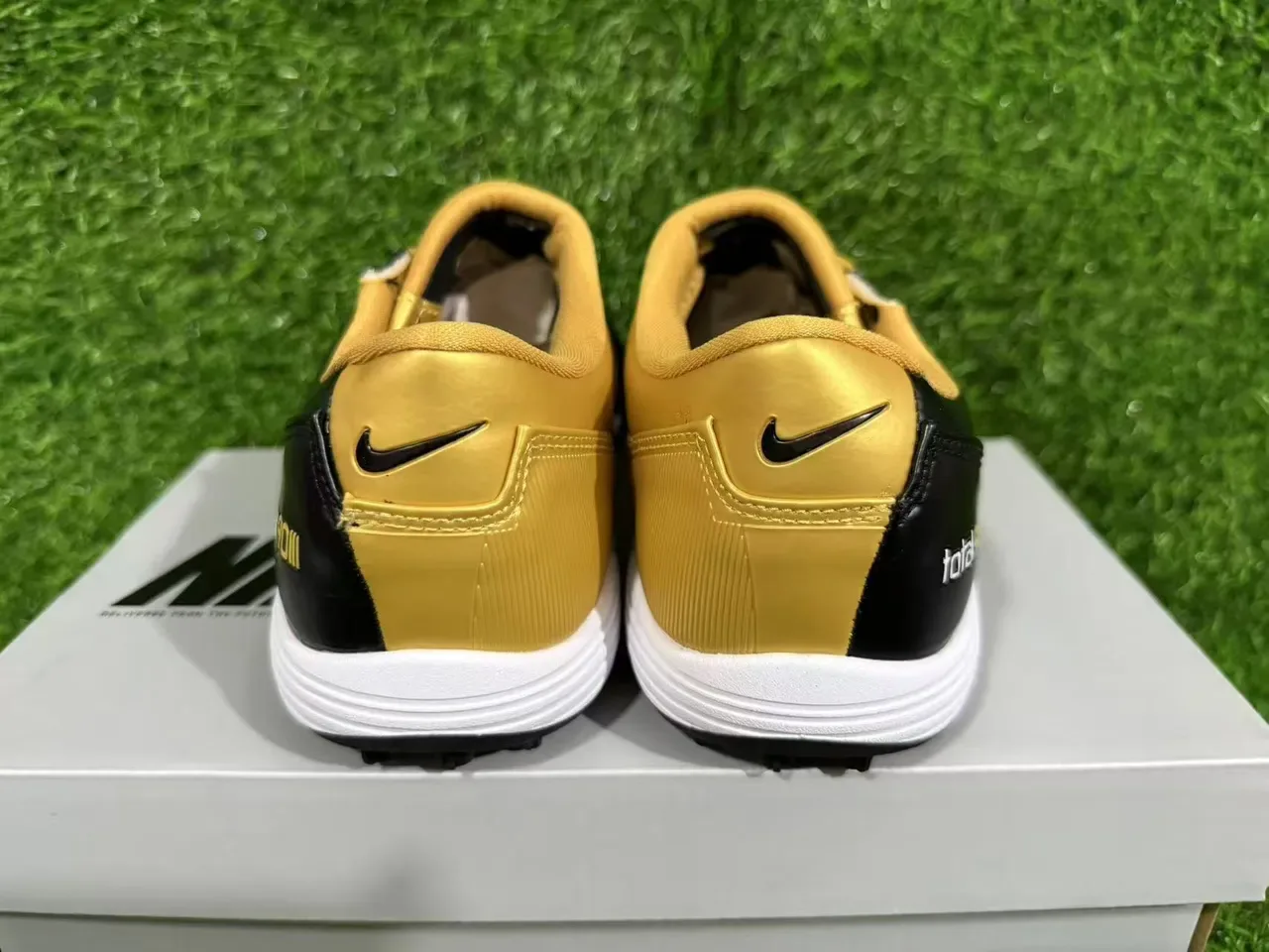Nike Total 90 III 黑金 草地足球鞋 4