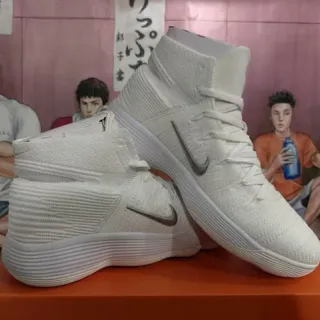 Nike সাদা এবং চাঁদি নিট হাই-টপ বাস্কেটবল জুতো