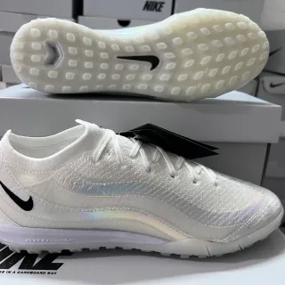 Nike tênis de futebol turf branco e preto com upper de knit e overlay iridescente
