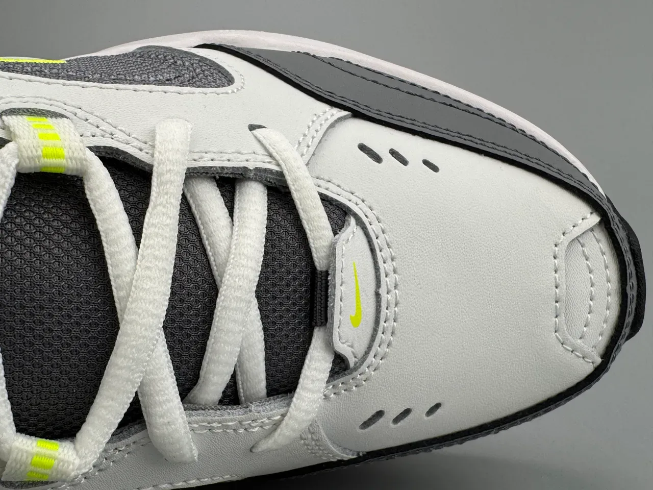 Nike Air branco e cinza com upper de malha layered e sintético, cushioning de ar visível em todo o comprimento, sneakers lifestyle 2