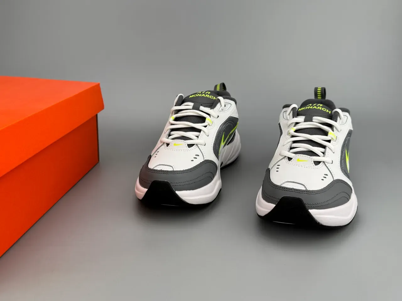 Nike Air branco e cinza com upper de malha layered e sintético, cushioning de ar visível em todo o comprimento, sneakers lifestyle 3