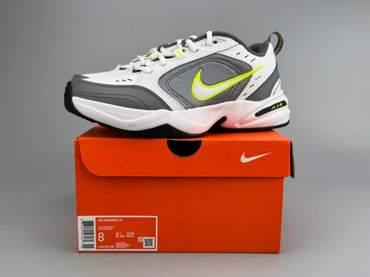 Nike Air branco e cinza com upper de malha layered e sintético, cushioning de ar visível em todo o comprimento, sneakers lifestyle 4
