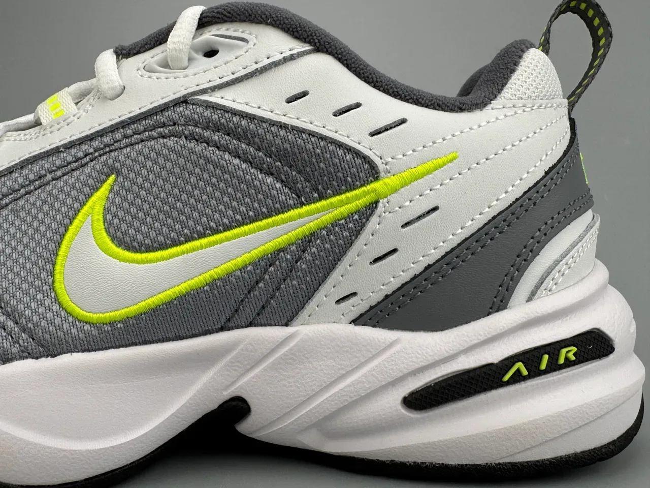 Nike Air branco e cinza com upper de malha layered e sintético, cushioning de ar visível em todo o comprimento, sneakers lifestyle 7