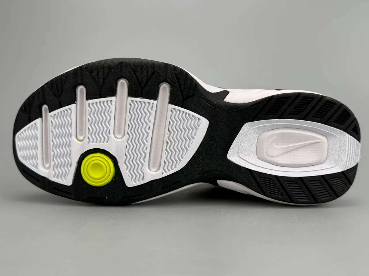 Nike Air branco e cinza com upper de malha layered e sintético, cushioning de ar visível em todo o comprimento, sneakers lifestyle 8