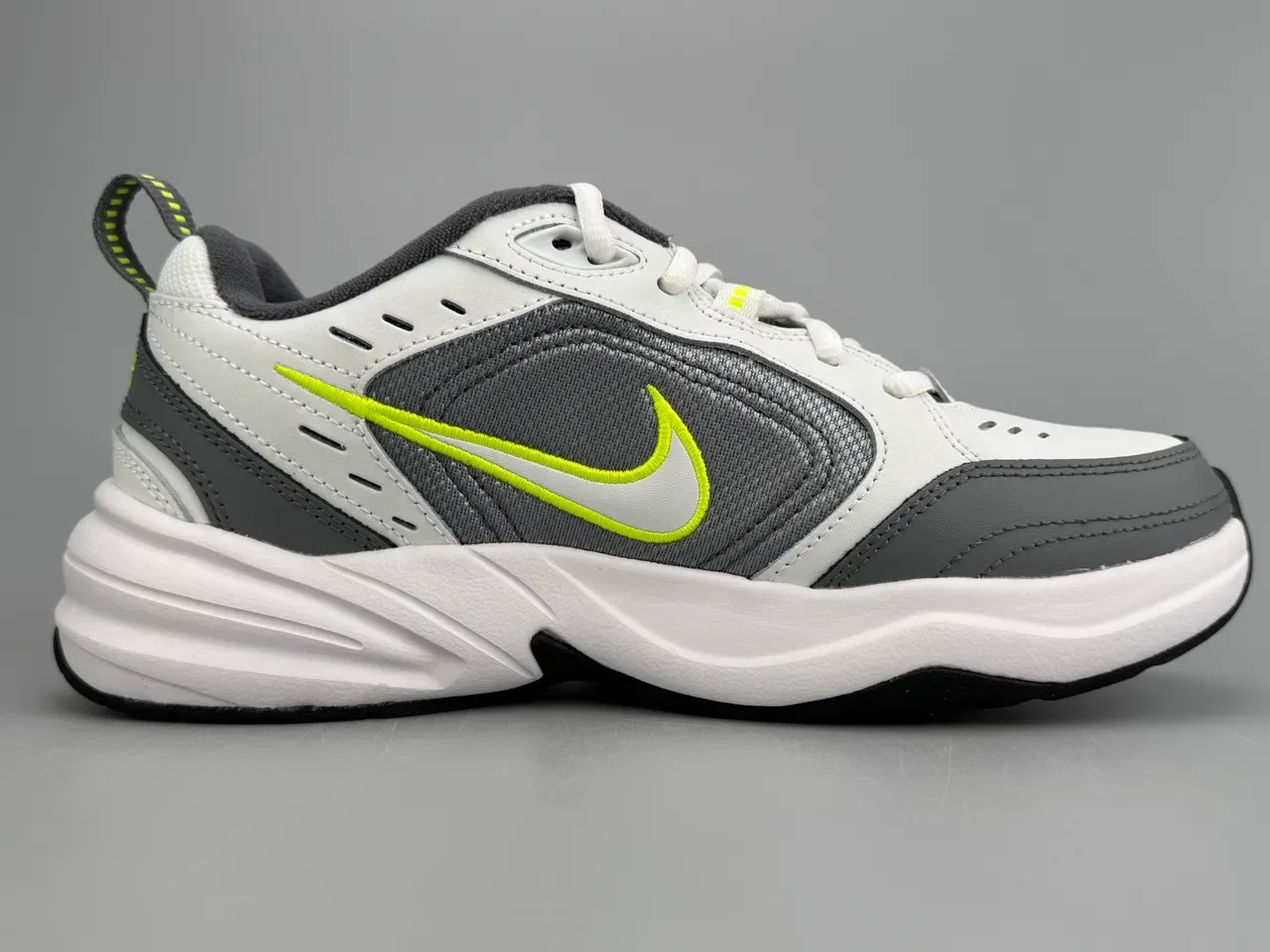 Nike Air branco e cinza com upper de malha layered e sintético, cushioning de ar visível em todo o comprimento, sneakers lifestyle 10