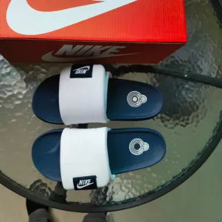 Nike أبيض أزرق بحري فردي واسع حزام مفروك قاعدة مولدة نعال