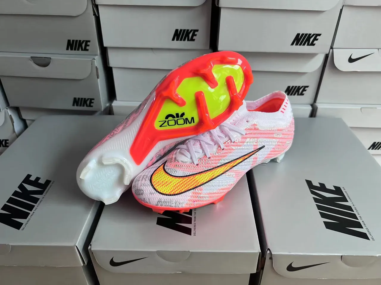 Nike chaussures de football blanches et oranges avec upper Flyknit, coupe basse, col de chaussette, terrain ferme 6