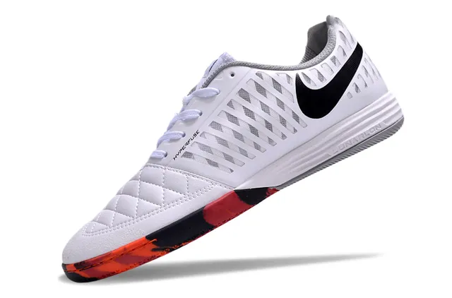 Nike Tênis de futebol indoor branco e laranja com upper sintético acolchoado overlay de gaiola perfurada 3