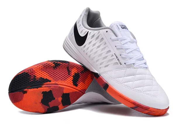 Nike Tênis de futebol indoor branco e laranja com upper sintético acolchoado overlay de gaiola perfurada 4