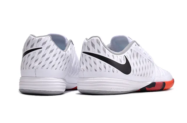 Nike Tênis de futebol indoor branco e laranja com upper sintético acolchoado overlay de gaiola perfurada 5