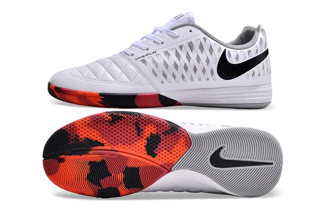 Nike Tênis de futebol indoor branco e laranja com upper sintético acolchoado overlay de gaiola perfurada 6