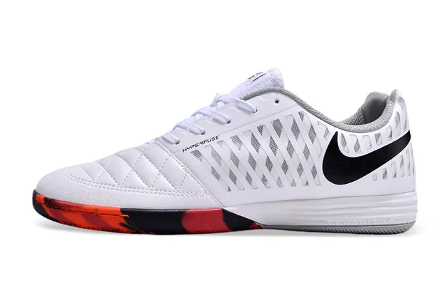 Nike Tênis de futebol indoor branco e laranja com upper sintético acolchoado overlay de gaiola perfurada 7