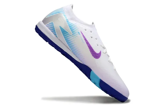Nike Sapatos de futebol turf branco e roxo com upper knit e Swoosh iridescente 2